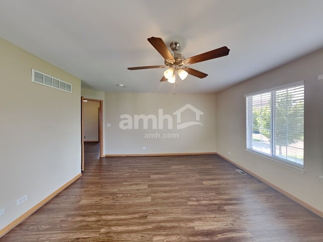 Building Photo - 1007 Angelica Cir
