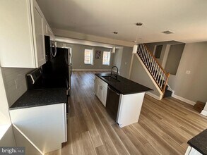 Building Photo - 5543 Ridge Ave
