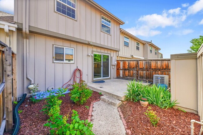 Building Photo - $2,700.00 - 3 Beds, 2.5 Baths, Townhouse i...