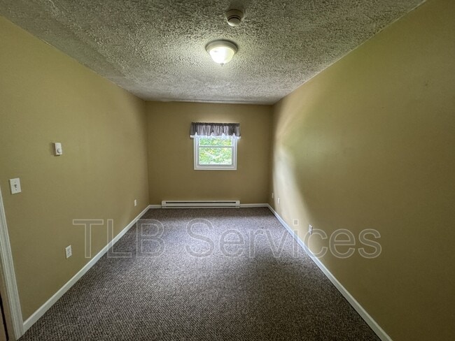 Building Photo - 1598 Heart Lake Rd