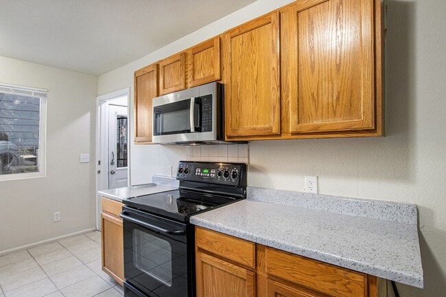 Building Photo - Recently Updated Spacious House Westwood!