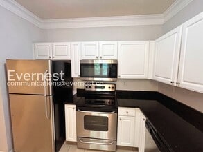 Building Photo - Lovely 2 Bed/2 Bath with Garage / Coming Soon!
