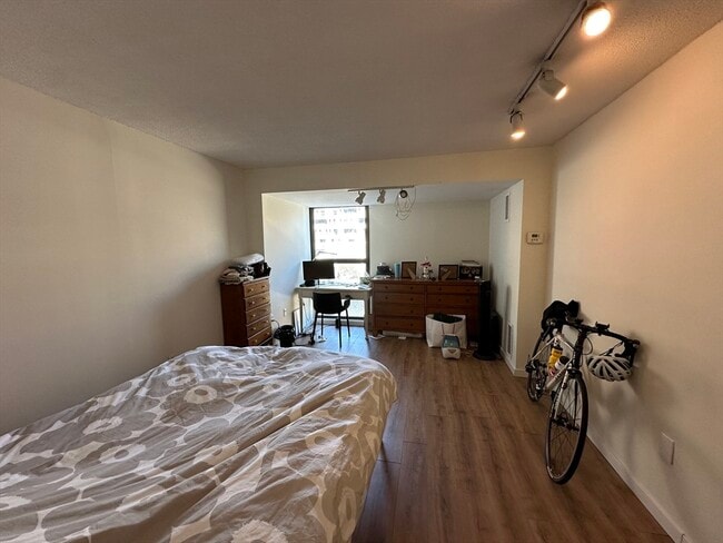 Building Photo - 566 Commonwealth Ave