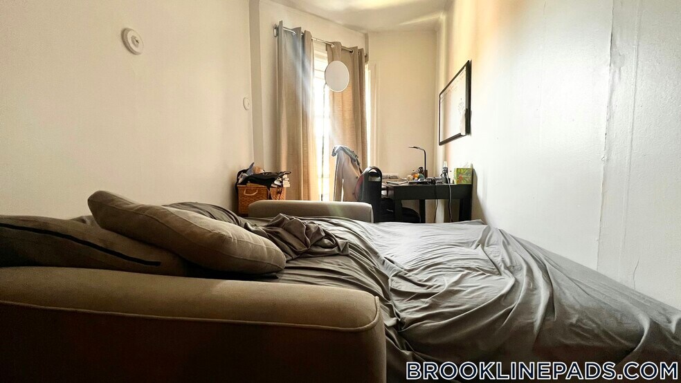Building Photo - 1061 Beacon St