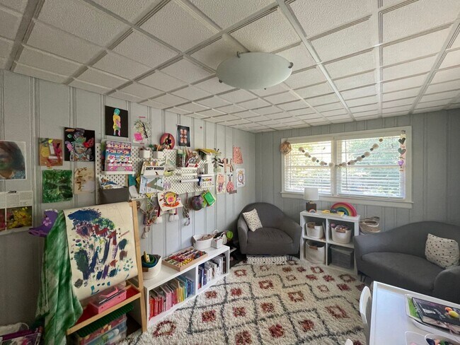 Building Photo - Crestview Home walking distance to Normaltown