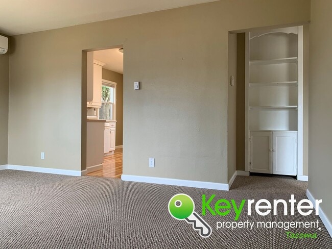 Building Photo - Centrally located Cozy Rambler in Tacoma!