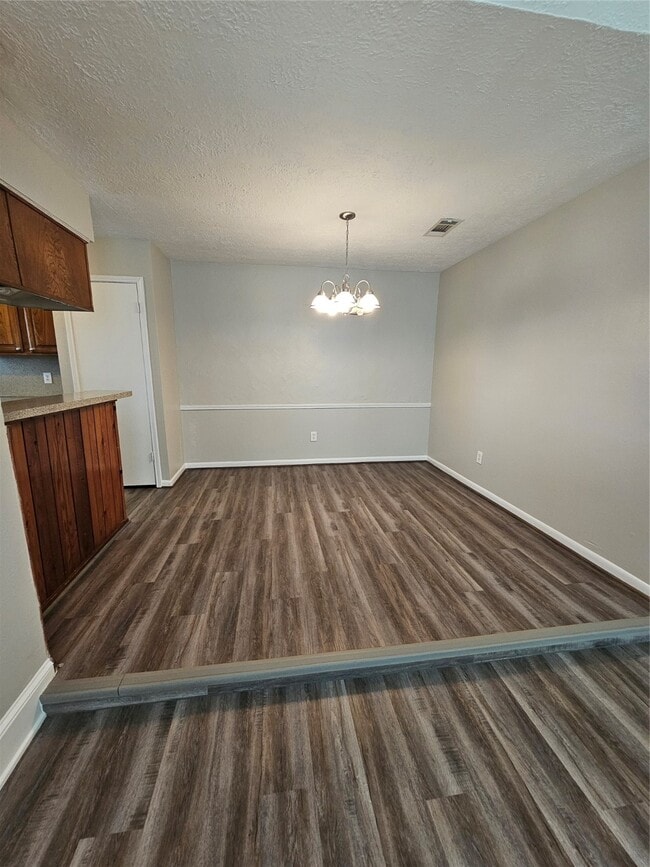 Building Photo - 2312 Meadow Green Dr