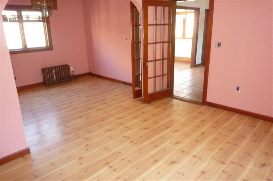 Building Photo - 569 Main St