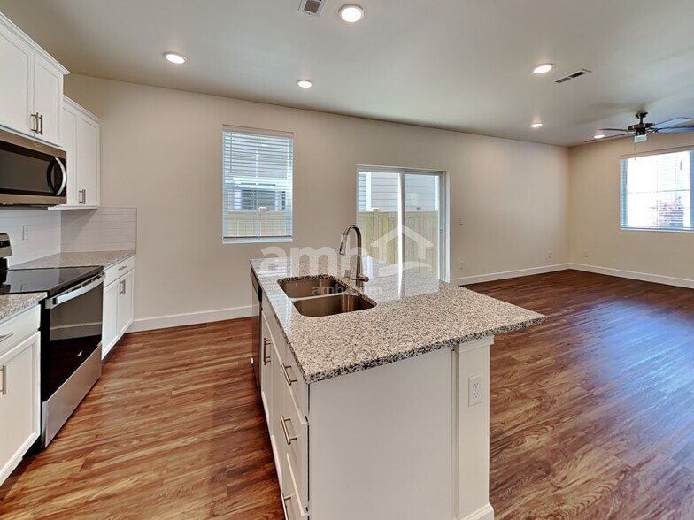 Building Photo - 33023 Lookout Ln