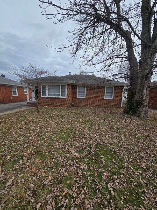 Building Photo - Three Bedroom Home Located in Warren Township near 10th and Franklin Rd