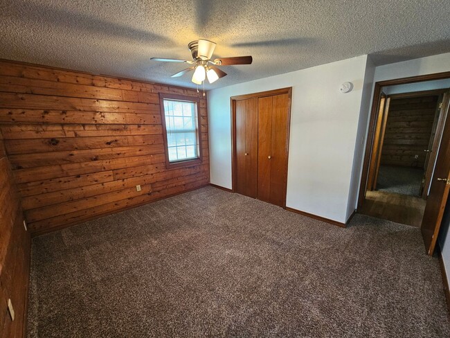 Building Photo - (2) Bed/(1) Bath Duplex in Noble Avail Ear...