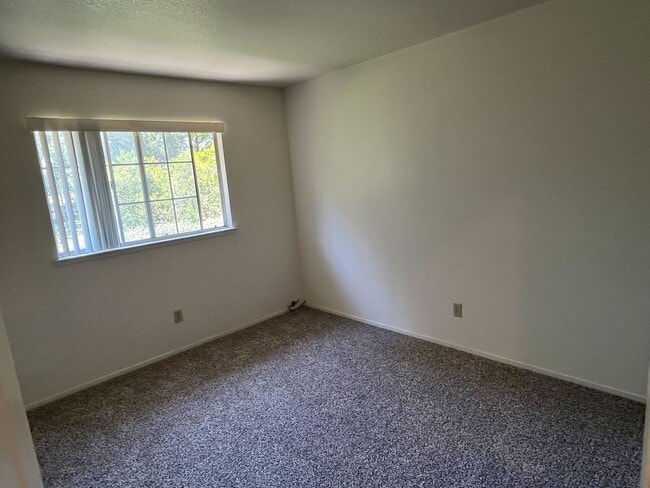 Building Photo - Spacious & Stylish 4-Bed Home in Prime Sto...