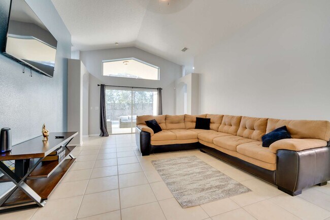 Building Photo - 532 Viola Dr