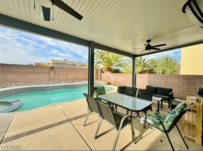 Building Photo - 8842 Sierra Linda Dr