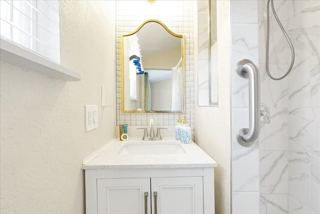 Building Photo - "ALL UTILITIES INCLUDED & Fully Furnished! Stunning 4-Bed, 3-Bath Townhome in Haines City"