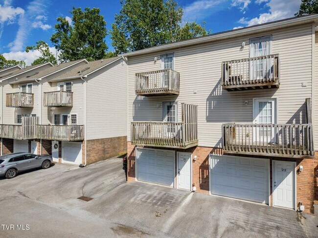 Building Photo - 2 Bdrm / 2.5 Bath, North JC - Minutes to ETSU, VA, JC Med Center