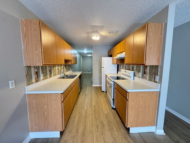 Building Photo - Beautiful 3/2 Duplex in St. Cloud