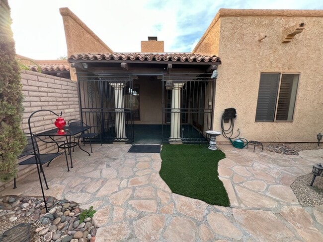Building Photo - FURNISHED 3 BEDROOM HOME IN TOWN WITH POOL ACCESS!