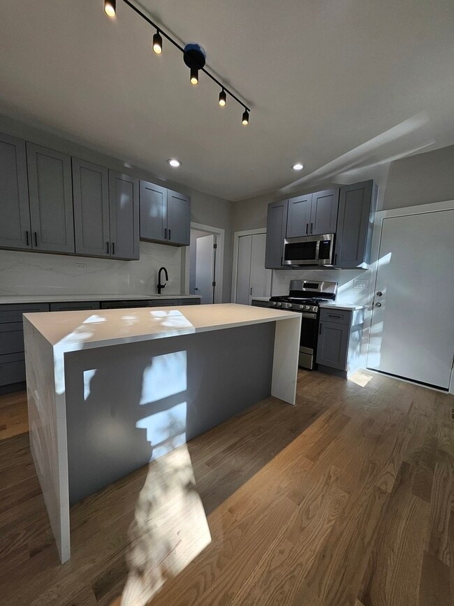 Building Photo - 901 N Francisco Ave