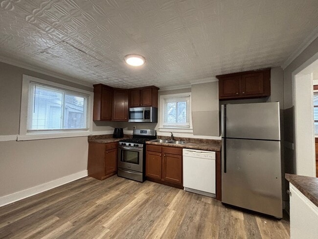 Building Photo - 4 Bedroom 2 Bath Single Family Home W/Garage!