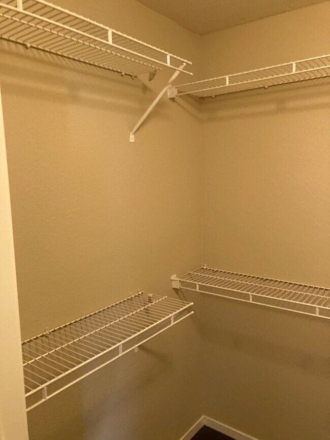 Building Photo - Gated community just minutes south of the ...