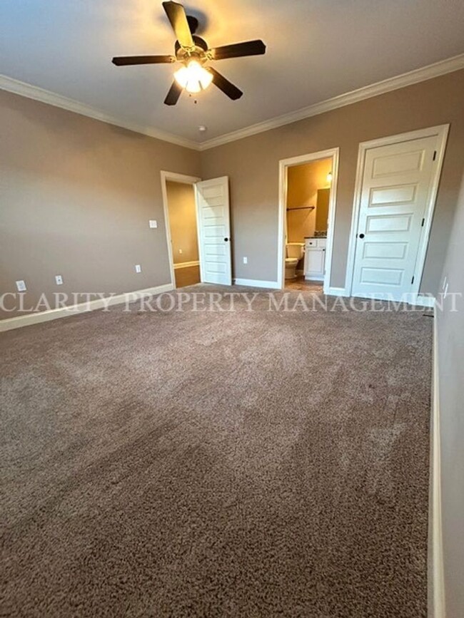 Building Photo - Like new, immaculate 3 bedroom townhome!