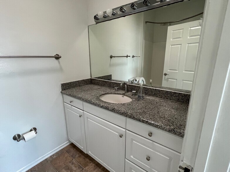 Building Photo - 3822 Bentley Ave