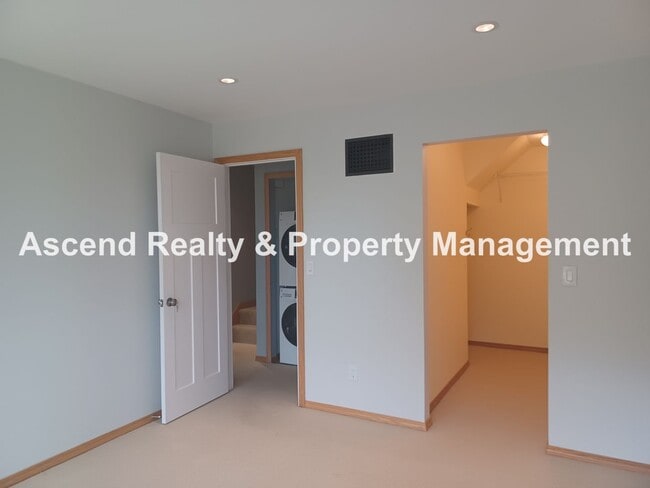 Building Photo - Stunning Views! 2 Level Condo Minutes to Downtown & PSU Incl Water/Sewer/Garbage & Parking