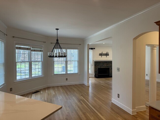 Building Photo - Stunning 4BR Executive Style Home in Brentwood