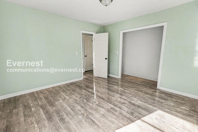 Building Photo - 3 Bed/2 Bath with Off-Street Parking / Vouchers Accepted / Available Now!