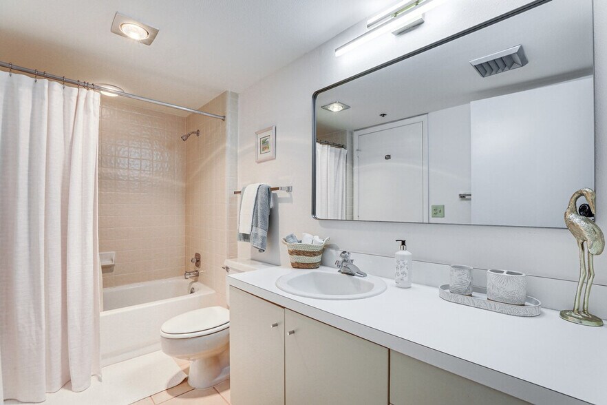 Building Photo - 1109 Gulf of Mexico Dr