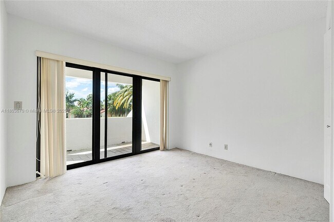 Building Photo - 398 Fern Dr