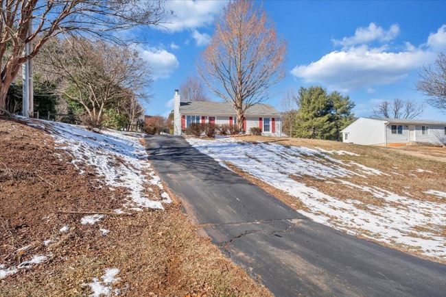 Building Photo - 518 Hillview Dr