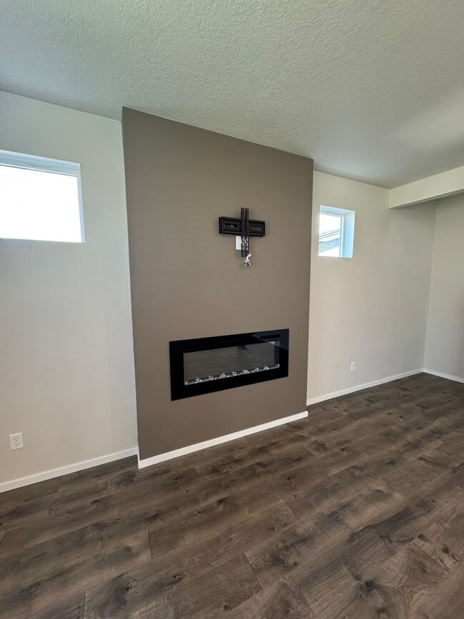 Building Photo - 5 bedroom House in Northeast Salem!