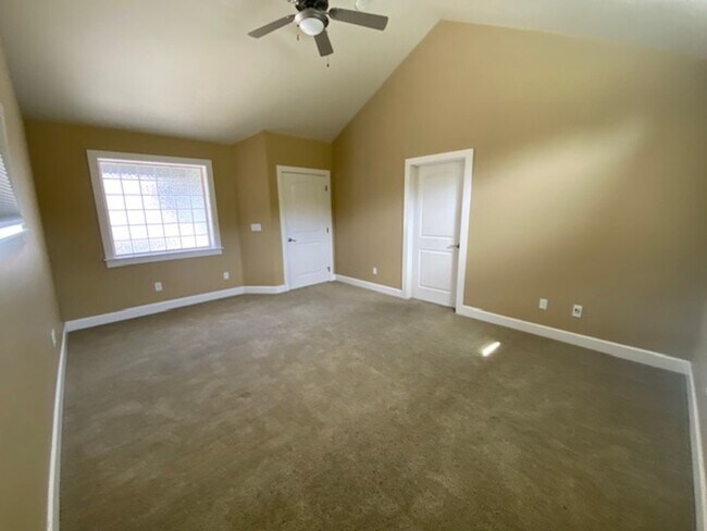 Building Photo - 528 W Nevada St