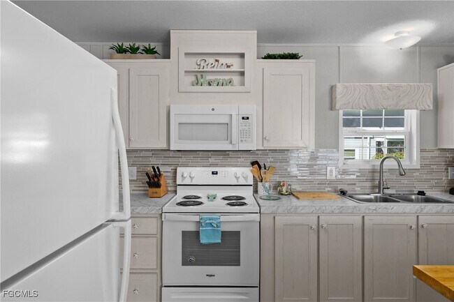 Building Photo - 1747 Beverly Dr