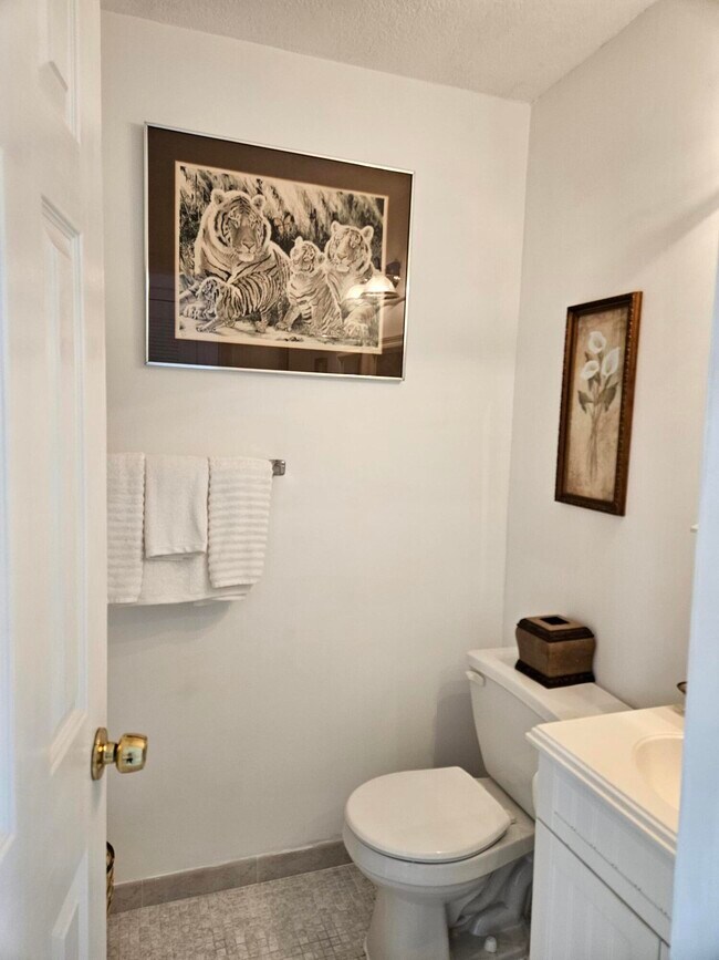 Building Photo - 224 Burgundy Ave