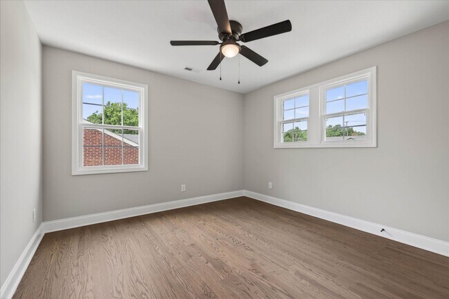 Building Photo - 221 Clearview Dr
