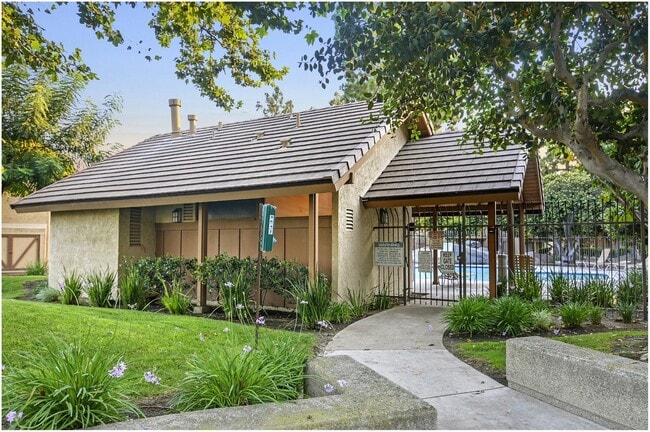 Building Photo - 2 Bedroom Ground Floor Irvine Condo