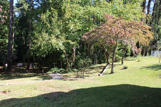 Building Photo - 1404 Woodside Dr W