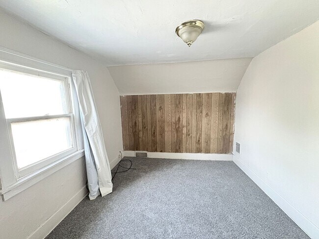 Building Photo - 303 Hillwood Dr