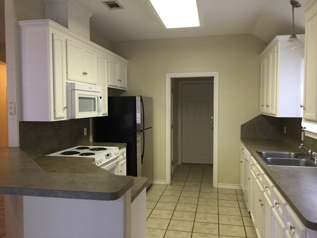 Building Photo - COZY BRICK HOME IN CONVENIENT LOCATION, NEAR SCHOOLS!