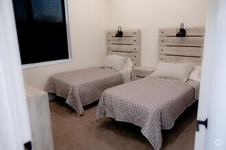 Building Photo - 2 Bedroom Luxury Apartment