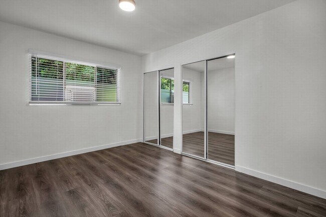 Building Photo - Large 1 bedroom with new floors!