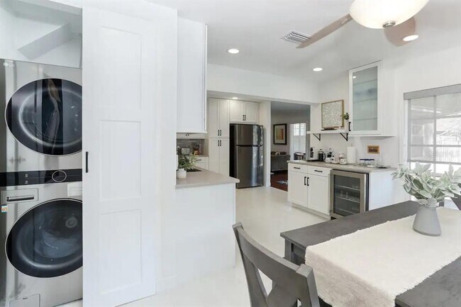 Building Photo - 4014 W Palmira Ave