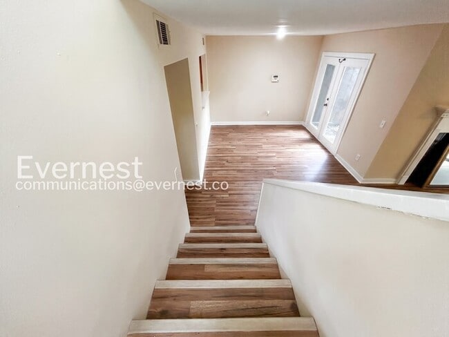 Building Photo - 9 Sycamore Ct