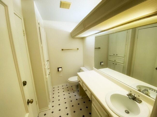 Building Photo - 2 BD/1.5 BATH MOVE IN NOVEMBER MINUTES FROM MCNAY ART MUSEUM!