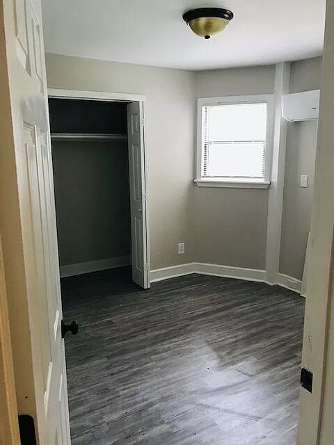 Building Photo - Room in Apartment on Heathcliff St