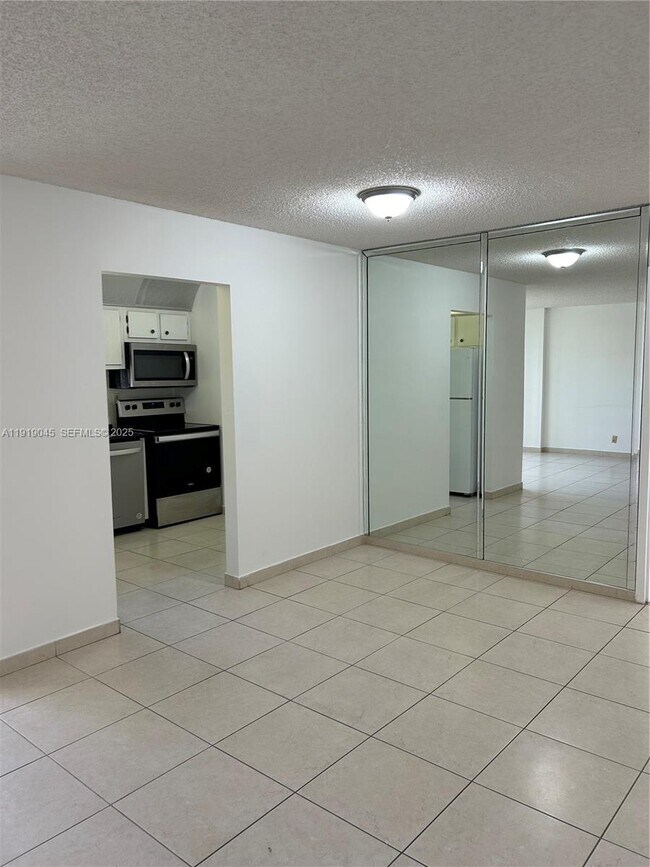 Building Photo - 16919 N Bay Rd