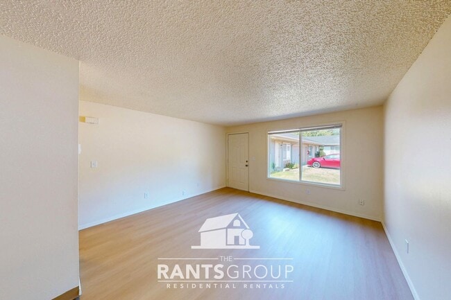 Building Photo - Spacious 2-Bedroom Duplex Unit with a Gara...